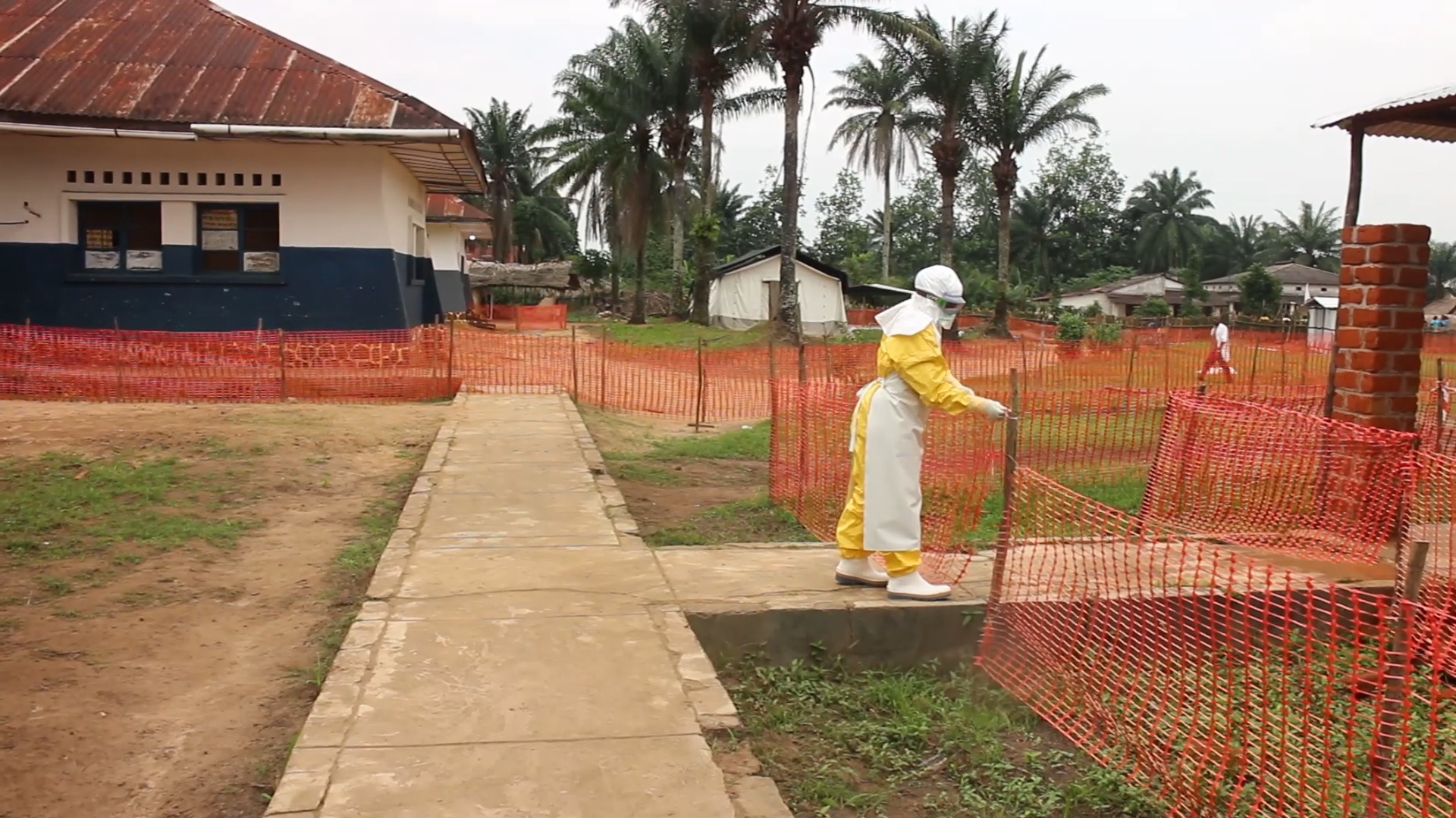 In Bolomba maakt een medewerker zich klaar om het ebolacentrum binnen te gaan. © Franck Ngonga, september 2020.