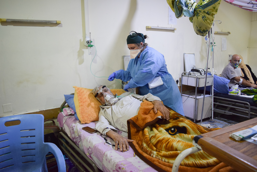 Een kritieke COVID-19-patiënt op de beademingsafdeling in het ziekenhuis van Al-Kindy