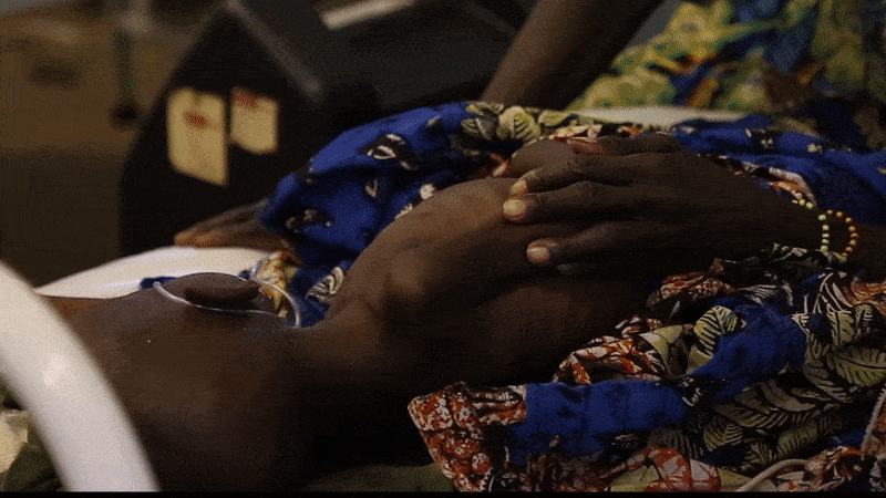 un enfant peine à respirer. Il est soigné pour la malaria