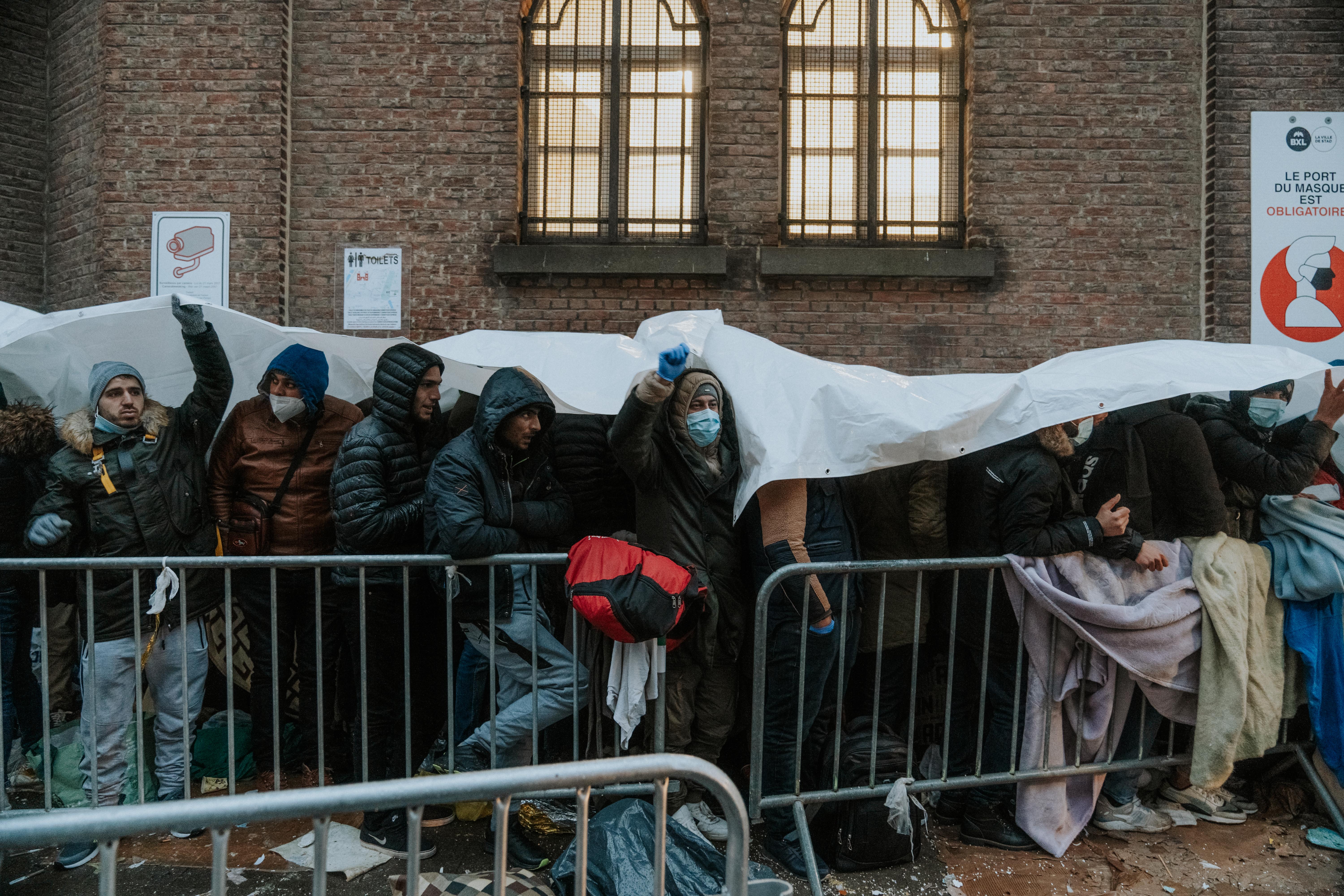 Honderden mensen stonden in december 2021 dagenlang te wachten in de vrieskou aan Klein Kasteeltje in Brussel.
