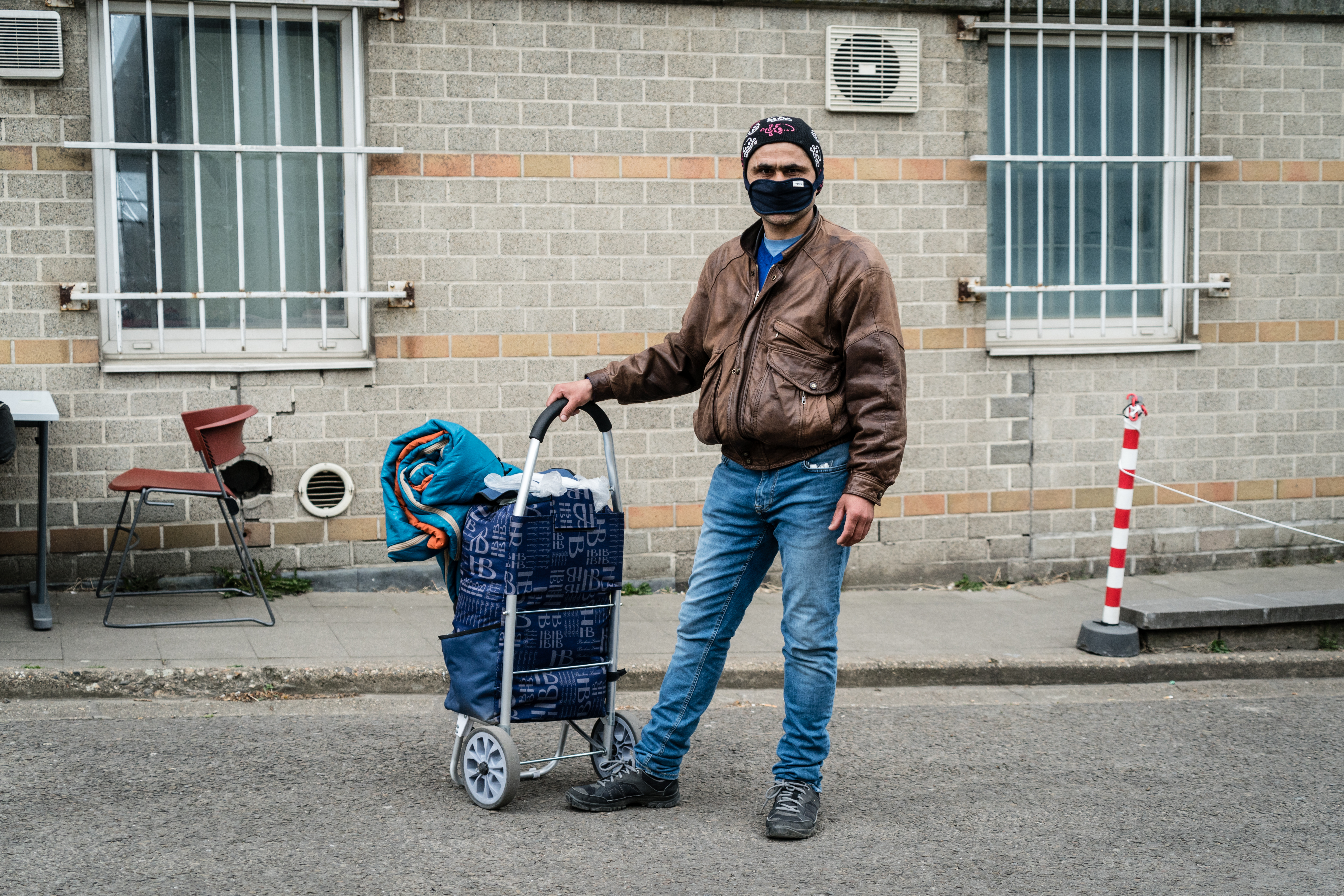 Deze migrant is één van onze patiënten die we behandelen in de humanitaire hub in Brussel. Net als honderden anderen staat hij tijdens deze tweede VoVID-19-golf op straat.