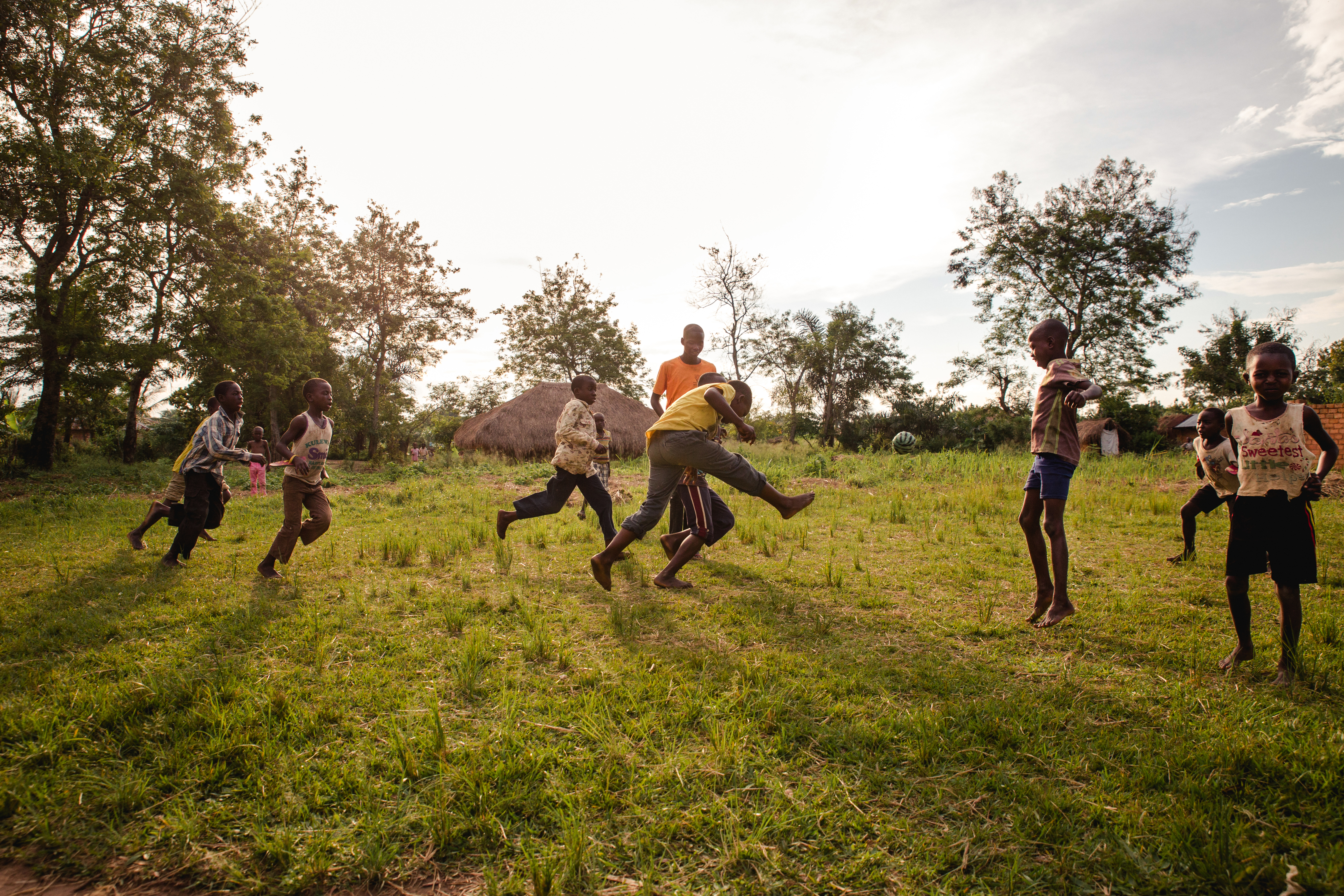 Enfants jouant au football dans un champ au Kasai, RDC © Quentin Bruno