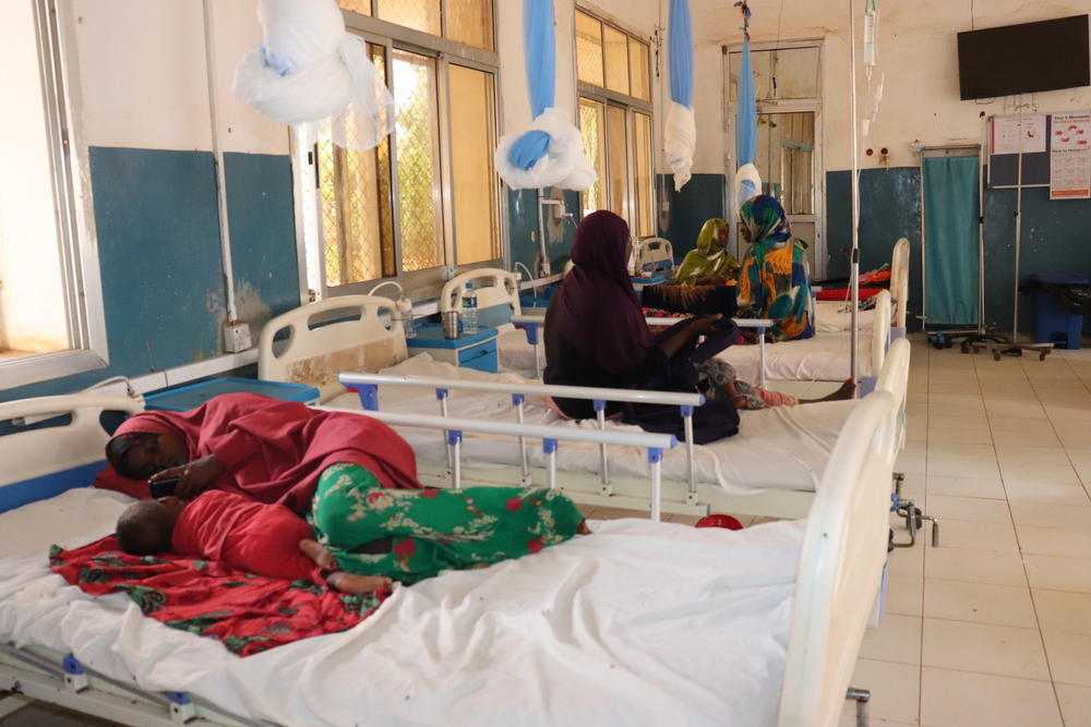 Le docteur Ahmed Ilyas, médecin MSF, examine le bébé Saidya au BRH soutenu par MSF à Baidoa, dans l'État du Sud-Ouest, en Somalie. 