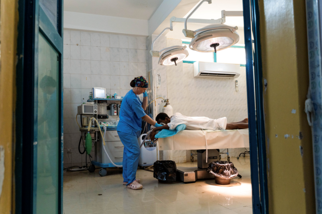 Équipe de chirurgie d'urgence à l'hôpital bashair de khartoum, soudan   Nora zergi, anesthésiste, prépare un patient pour une opération d'extraction de balle. 