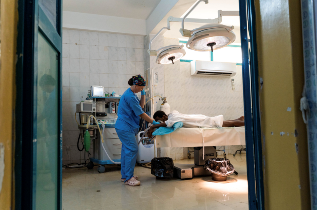 Équipe de chirurgie d'urgence à l'hôpital bashair de khartoum, soudan Nora zergi, anesthésiste, prépare un patient pour une opération d'extraction de balle.