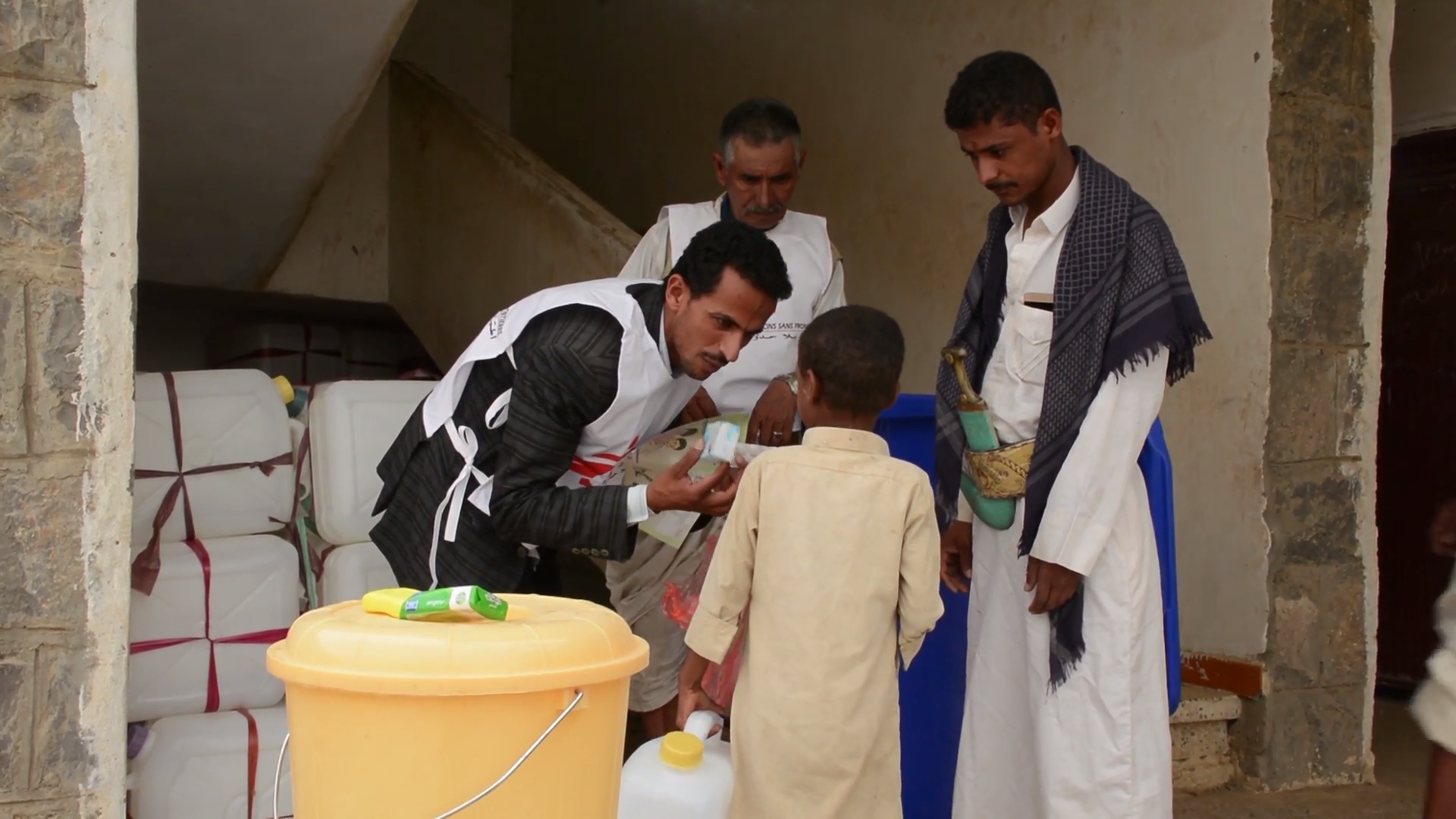 Les équipes d'MSF distribuent des kits d'hygiène