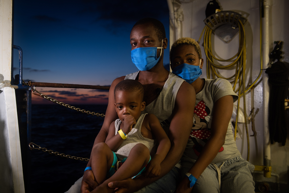Souleman a été secouru le 23 août d'un bateau pneumatique en détresse, avec sa femme Layla et son fils de 2 ans Cillian, lors du voyage inaugural du Sea-Watch 4. Ils ont été débarqués sur un ferry de quarantaine à Palerme en Sicile le 2 septembre, août 2020, ©Chris Grodotzki 