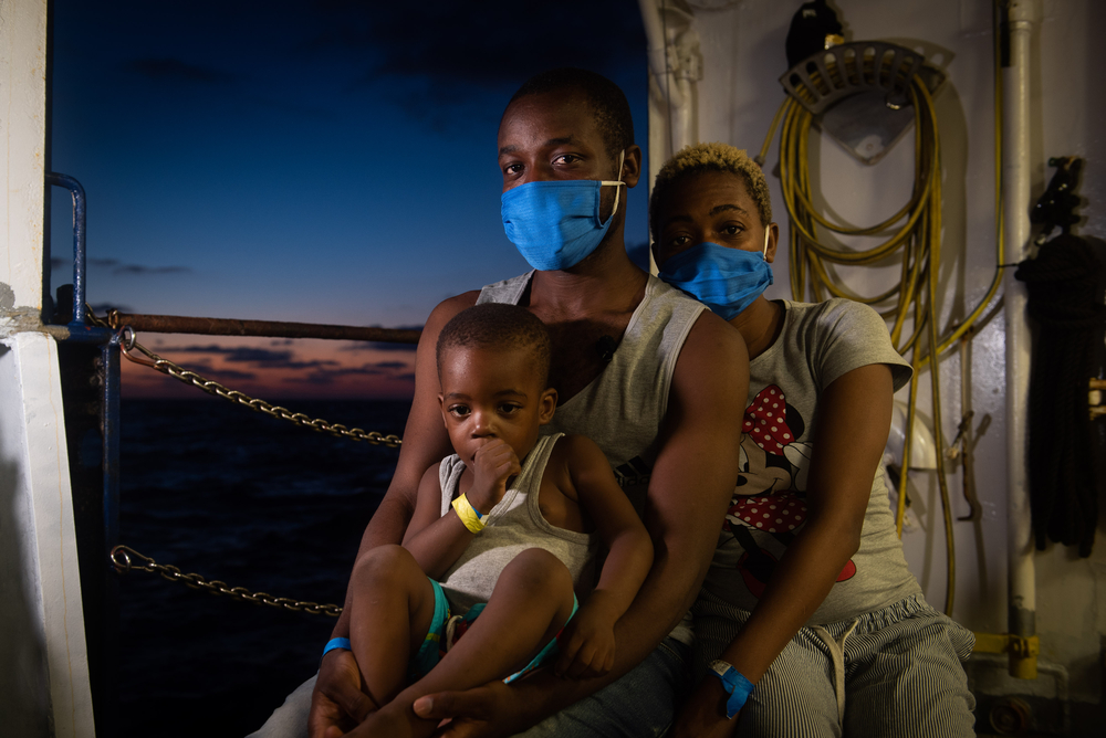 Souleman a été secouru le 23 août d'un bateau pneumatique en détresse, avec sa femme Layla et son fils de 2 ans Cillian, lors du voyage inaugural du Sea-Watch 4. Ils ont été débarqués sur un ferry de quarantaine à Palerme en Sicile le 2 septembre, août 2020, ©Chris Grodotzki