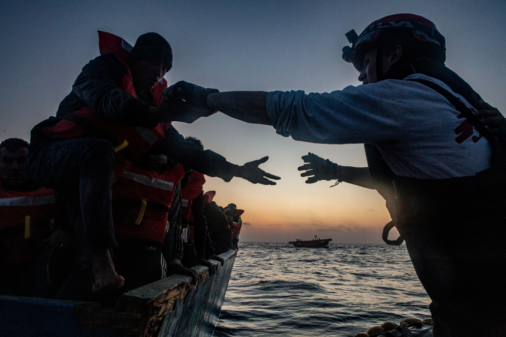 Dans la nuit du 11 mai, nous avons secouru 67 personnes d'un bateau en bois qui risquait de couler dans la zone SAR de Malte. Plus tard dans la même nuit, nous avons secouru 29 autres personnes d'un bateau en caoutchouc en détresse, également dans la zone SAR maltaise. Les autorités maltaises ont fait preuve d'un manque total de coordination par rapport à leur obligation de porter assistance aux bateaux en détresse, mai 2022, © Anna Pantelia 