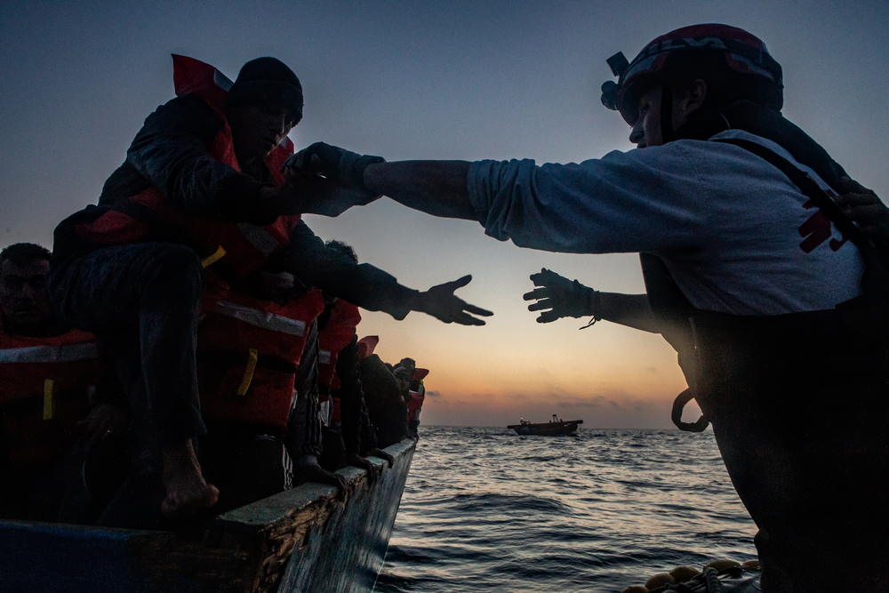 Dans la nuit du 11 mai, nous avons secouru 67 personnes d'un bateau en bois qui risquait de couler dans la zone SAR de Malte. Plus tard dans la même nuit, nous avons secouru 29 autres personnes d'un bateau en caoutchouc en détresse, également dans la zone SAR maltaise. Les autorités maltaises ont fait preuve d'un manque total de coordination par rapport à leur obligation de porter assistance aux bateaux en détresse, mai 2022, © Anna Pantelia
