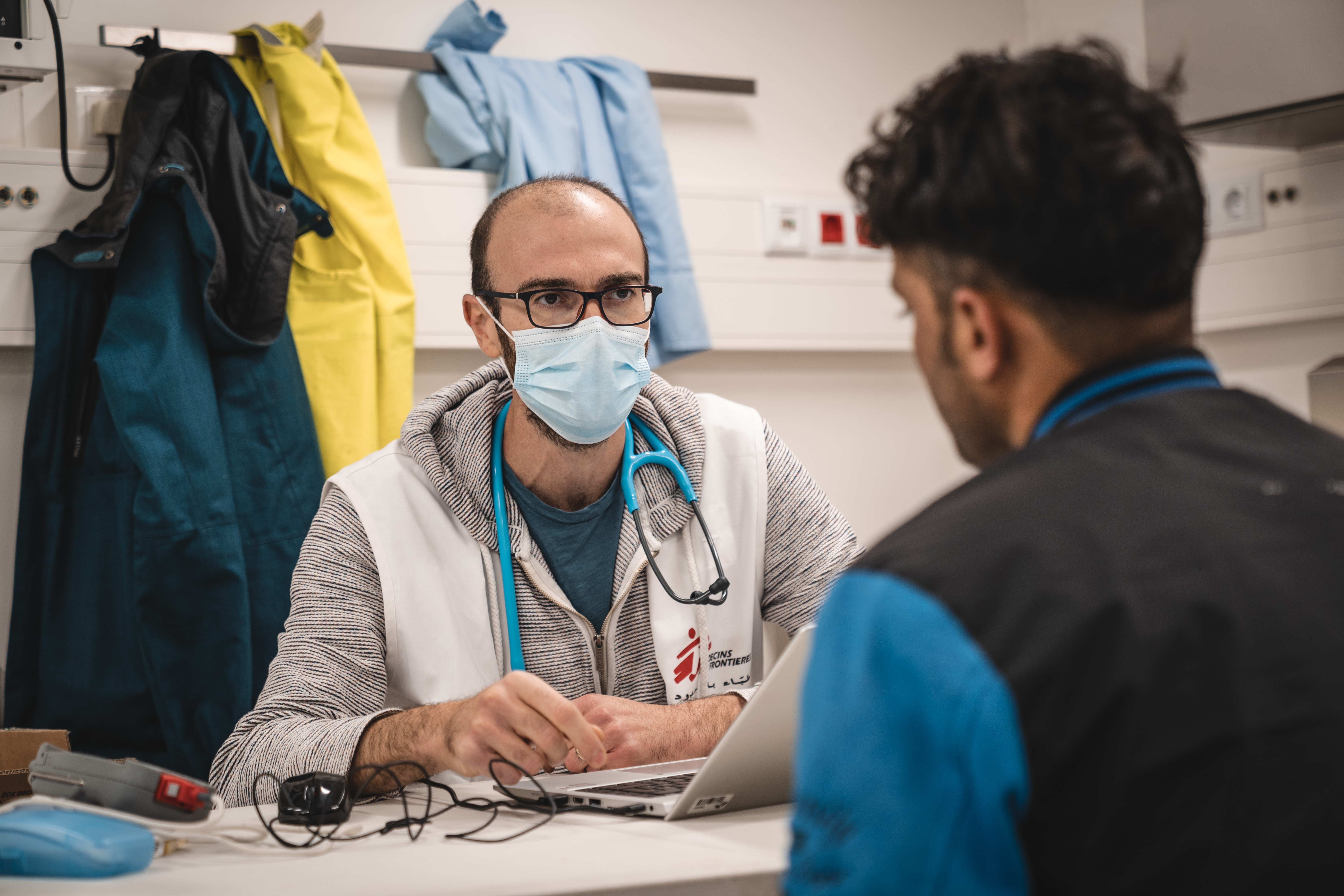 Une consultation de patients dans notre conteneur médical à Pacheco. Pierre Fromentin, octobre 2022