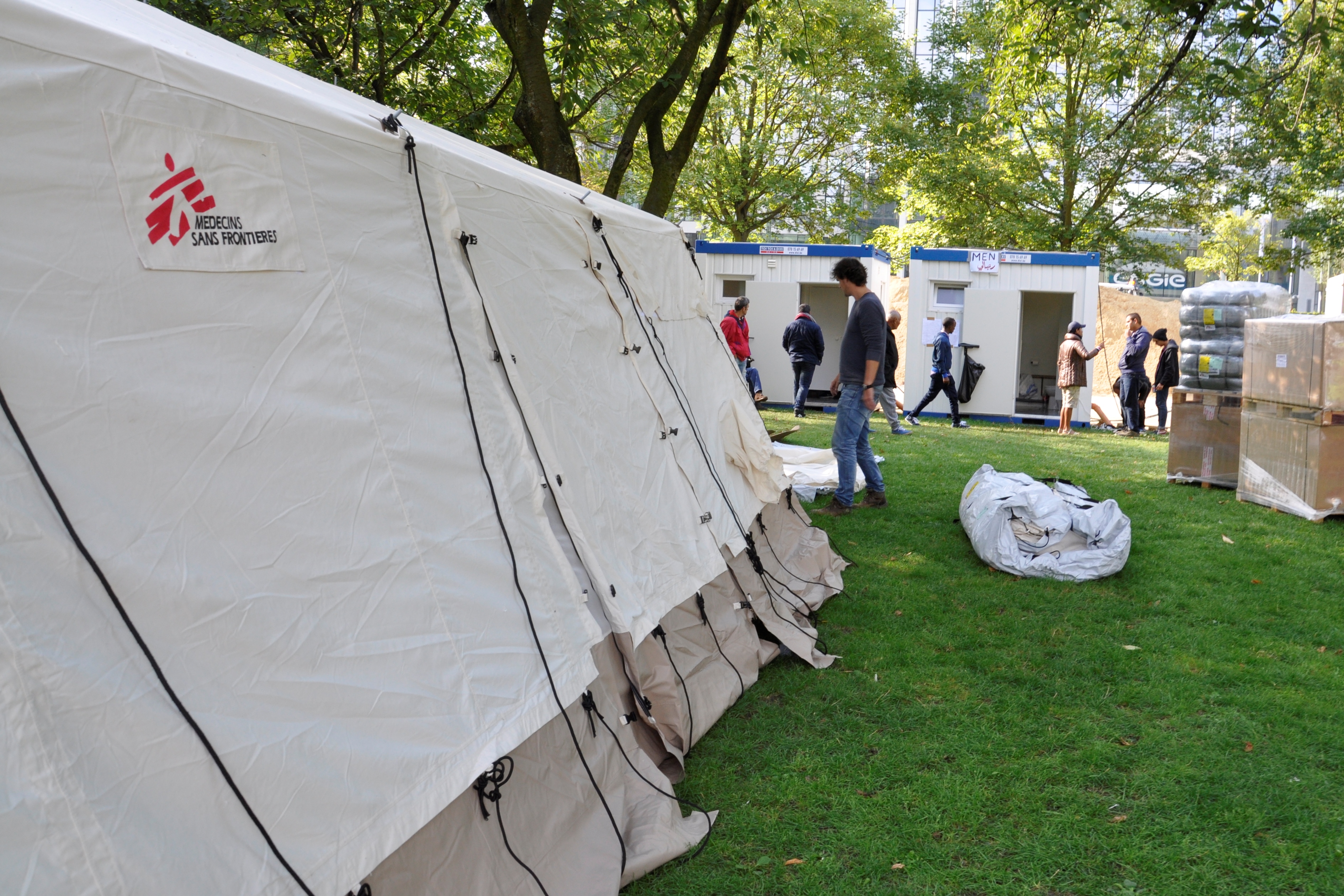 De teams van AZG installeren tenten in het Maximiliaanpark in Brussel © Amandine Colin/AZG
