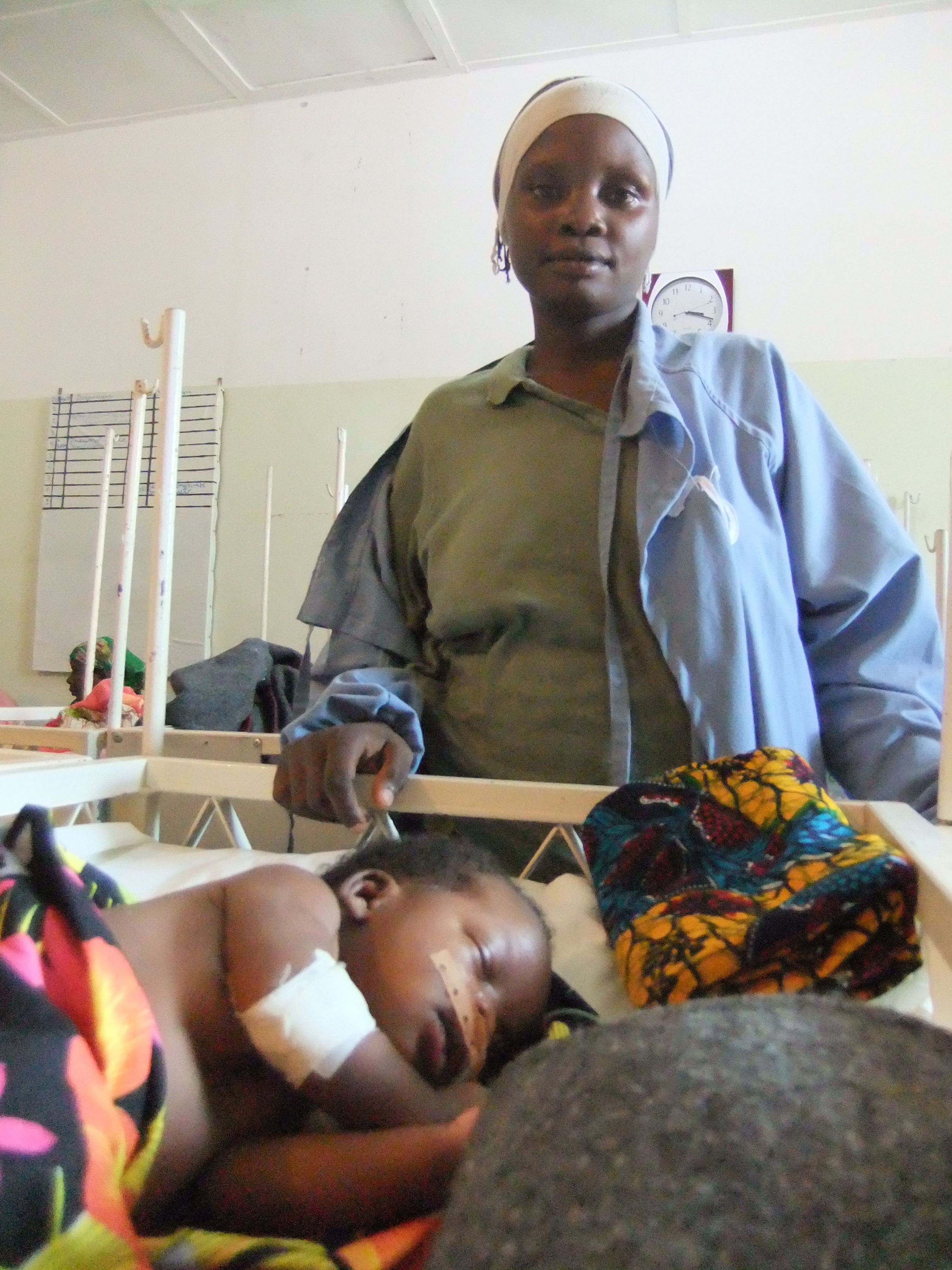 Een moeder met haar premature baby op de afdeling neonatologie in Kabezi