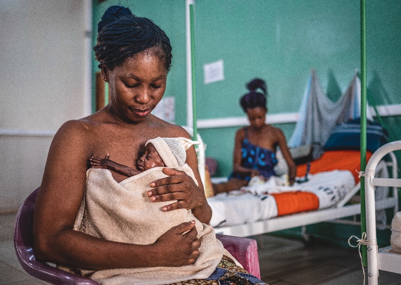 Stéphanie Kamangomda, avec son fils Archange, né prématurément à 28 semaines, qui est resté aux soins intensifs du CHUC pendant 45 jours. Les équipes médicales ont surnommé Archange "le général" en raison de sa combativité.