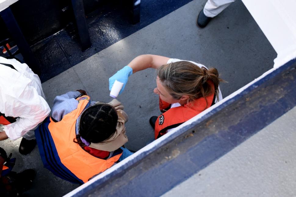 Le docteur Erna Rijnierse mesure la température d'une patiente qui vient de débarquer sur notre bateau © Ikram N’gadi