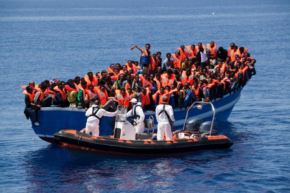 369 mensen zaten op elkaar gepropt op een vissersboot, waaronder ook zwangere vrouwen en kinderen. Met reddingsbootjes werden ze overgebracht naar de MY Phoenix. 3 mei 2015 © Ikram N’gad