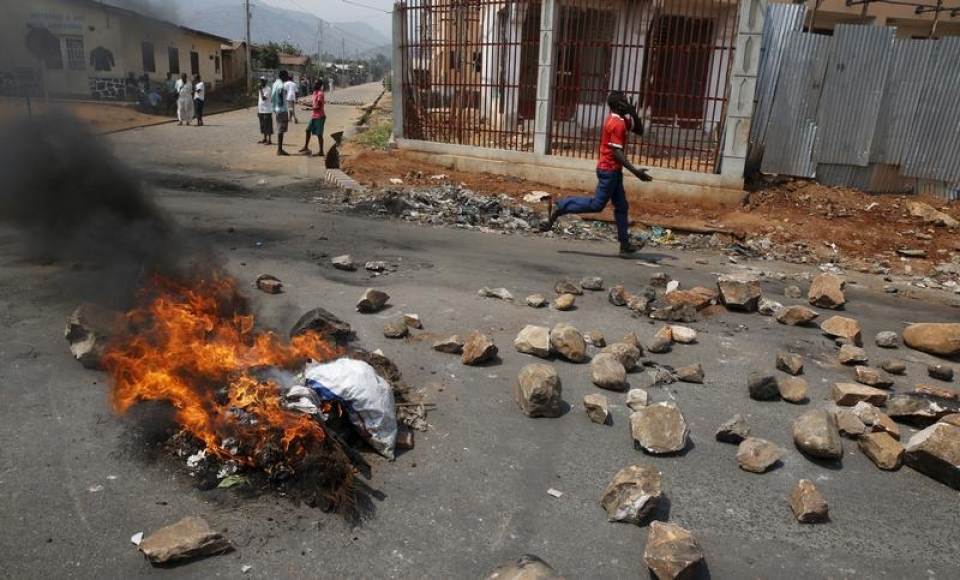 Geweld in de straten van Bujumbura in juli 2015. © REUTERS/Mike Hutchings. Courtesy of trust.org