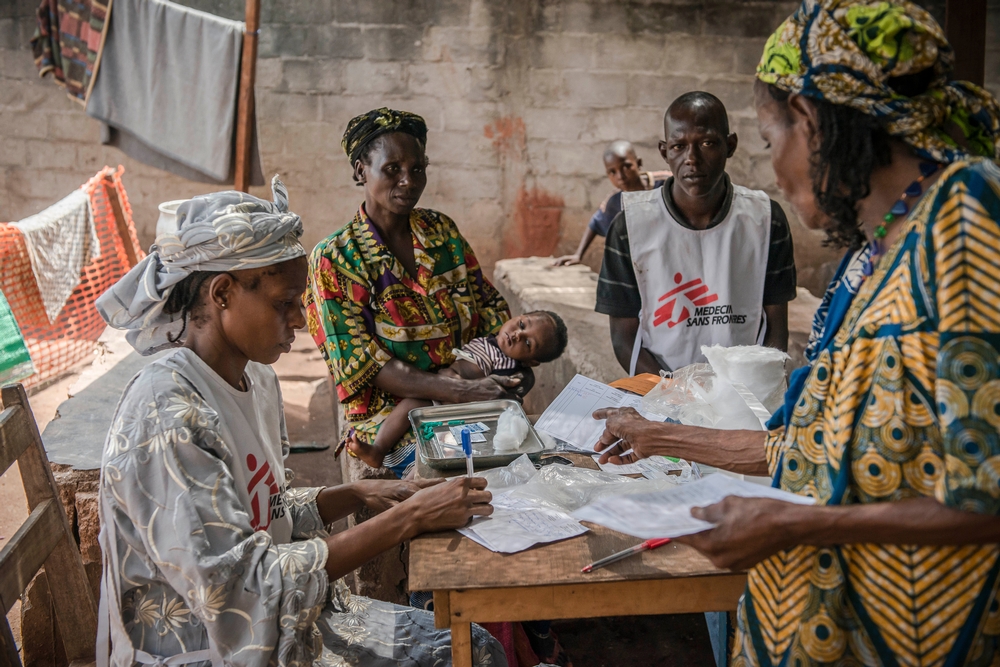 Medische raadplegingen in de kliniek van Artsen Zonder Grenzen in het vluchtelingenkamp op het domein van de katholieke kerk. © Yann Libesart. Carnot, 2014.