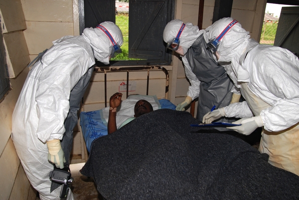 AZG-team aan het werk tijdens de ebola-epidemie in Uganda in 2007. © Claude Mahoudeau