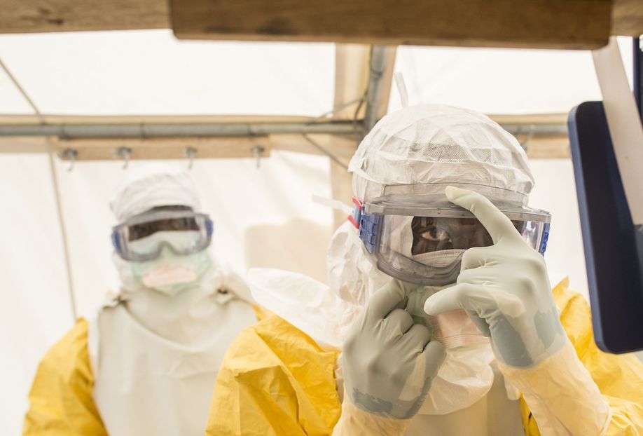 Deux collaborateurs MSF en combinaison pour soigner des patients atteints d'Ebola en Afrique de l'Ouest