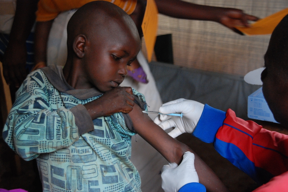 Le vaccin contre la rougeole est abordable et efficace, et est une excellente manière de contenir les épidémies de rougeole. Ce jeune garçon reçoit une injection du vaccin dans le camp de réfugiés à Carnot, où une épidémie de rougeole s'est déclarée durant l'été 2015 © Magali Deppen/MSF. République Centrafricaine, 2015.   