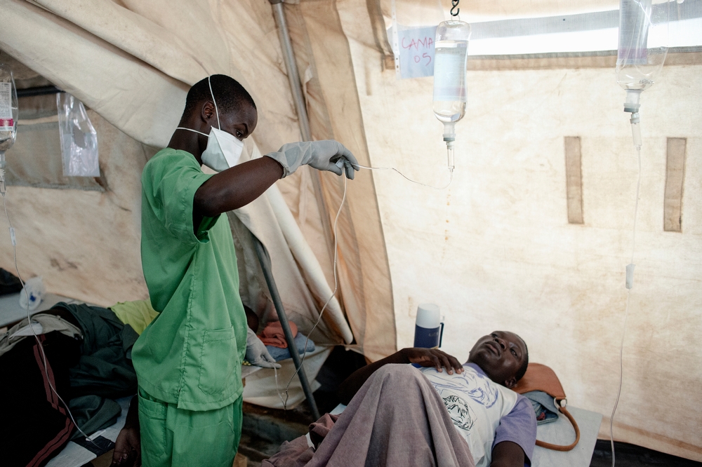 Cholera is een typische ziekte waarvan geregeld epidemieën uitbreken. Gelukkig kunnen de patiënten eenvoudig behandeld worden. © Luca Sola. Mozambique, 2015.