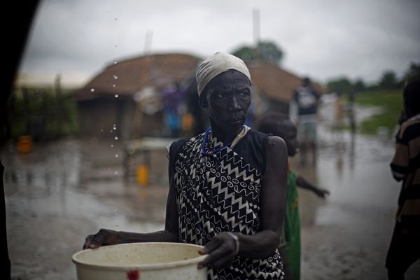 Er is geen waterput in Gumuruk Mensen moeten regenwater opvange © Camille Lepage