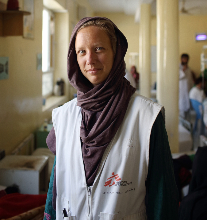 Evita Looijen (37 ans) est une infirmière néerlandaise. Elle a effectué sa première mission en Afghanistan en 2013 et, aujourd’hui, elle soigne les malades d’Ébola en Sierra Leone.