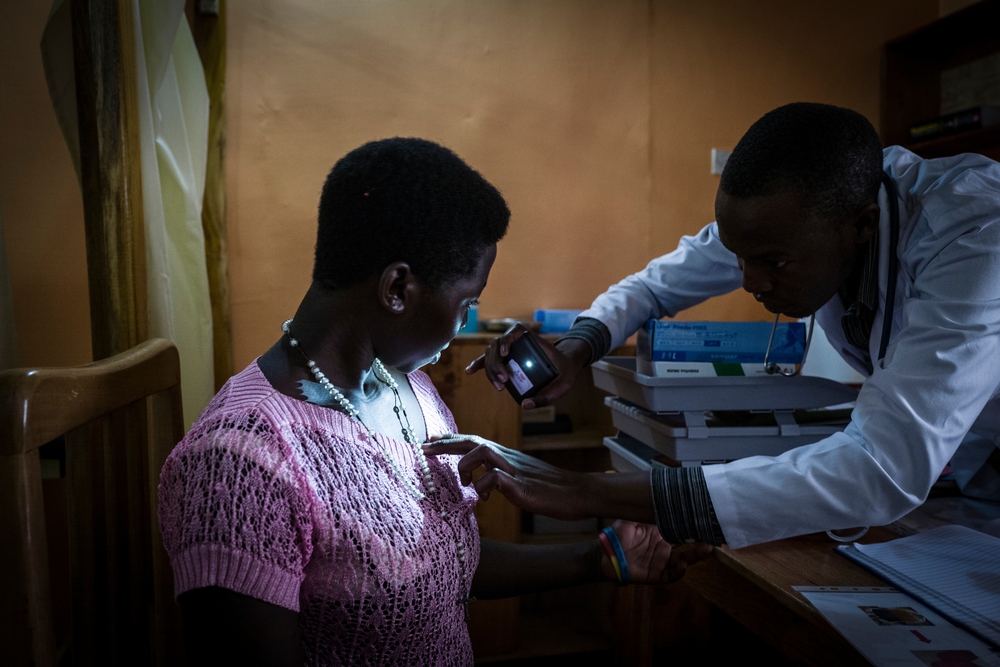 In het centrum van Artsen Zonder Grenzen in Kawte kunnen jongeren zich laten testen hiv/aids. Maar het centrum biedt ruimere medische diensten aan, om de stigmatisering van haar patiënten te vermijden. © Guillaume Binet/MYOP. Uganda, 2016.