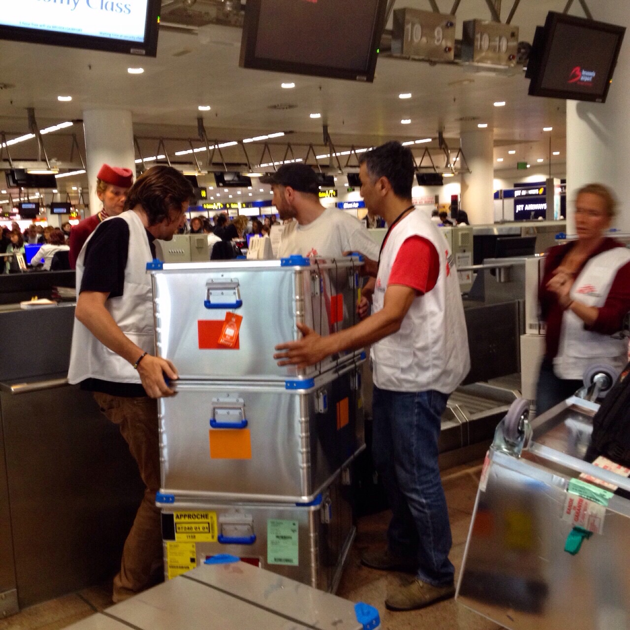 Vertrek van een van de noodhulpteams naar Nepal vanuit Brussels Airport op zondagmiddag.