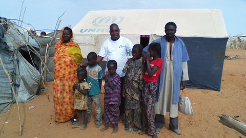 De familie met enkele van hun kinderen in het kamp