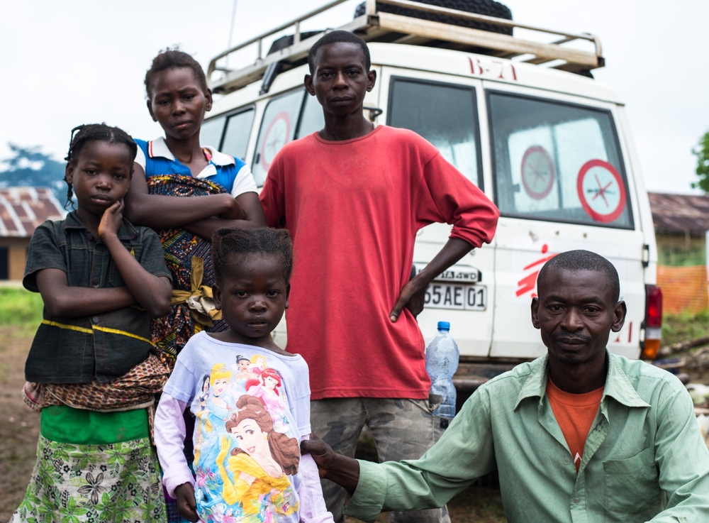 Bola Ikanga Bokomo et Mputu Melisa (père et fille) ont été tous les deux traités au centre de traitement Ebola de Lokolia et ont survécu à l’infection. © Gabriele François Casini/MSF
