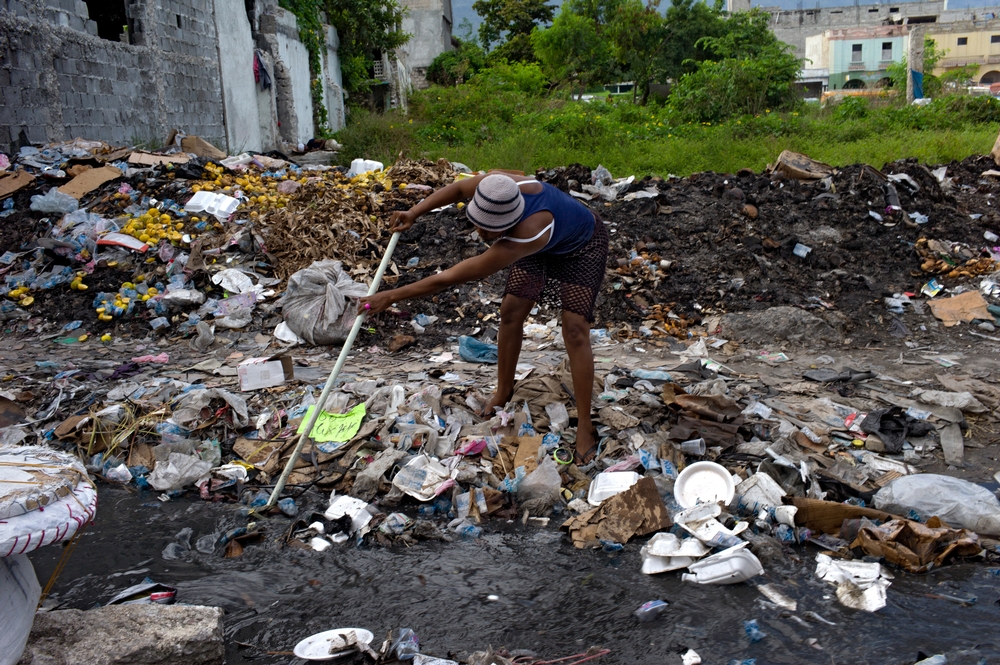 Les vendeurs nettoient eux-mêmes leur partie de la ville au Port-au-Prince. © Thomas Freteur/ MSF