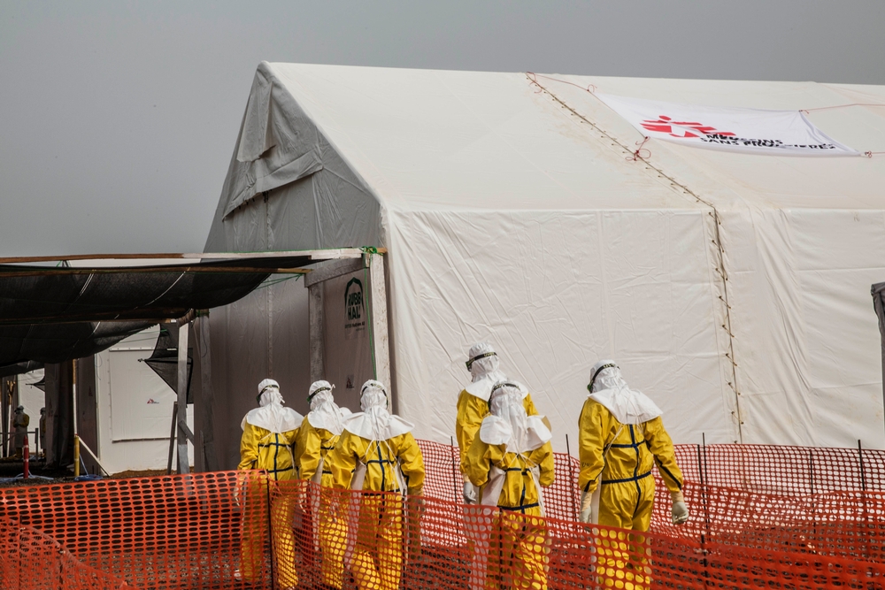 Het medisch team start hun dienst in de hoge-risicozone van het nieuwe ebolacentrum in de Sierra Leoonse hoofdstad Freetown. © Anna Surinyach/AZG       