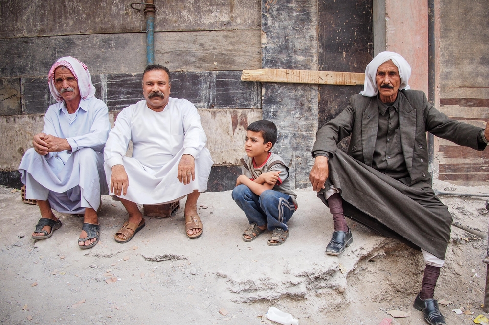 Des hommes attendent l'enregistrement pour la distribution d'aide humanitaire. © Gabrielle Klein/MSF