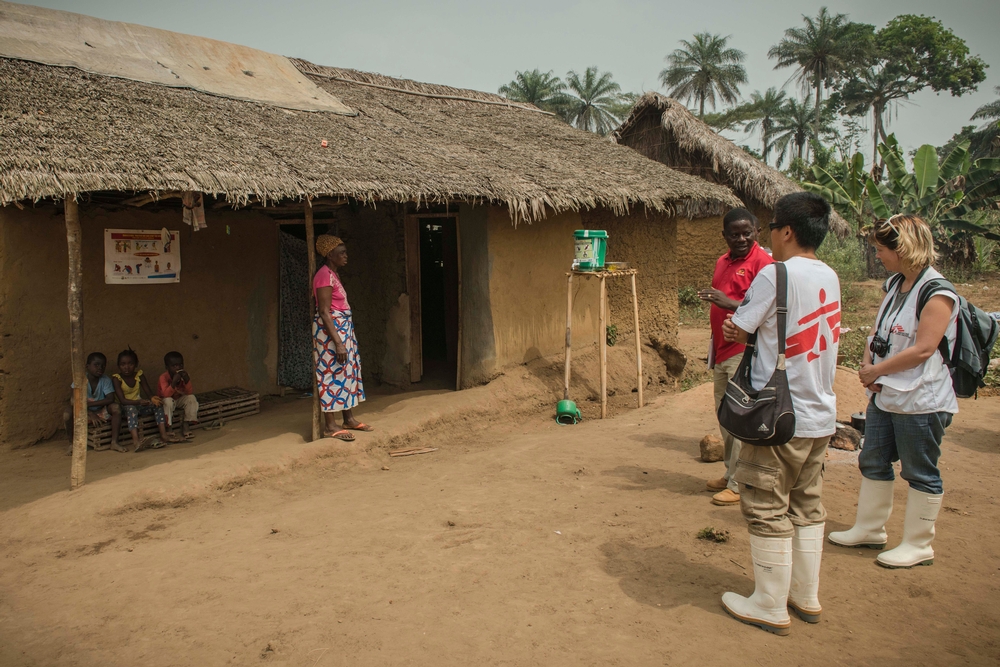 Een team van AZG in Liberia tijdens een controlemissie. Om de epidemie uit te roeien, is het van cruciaal belang dat de ‘keten van overdracht’ van de ziekte wordt opgevolgd © Yann Libessart/AZG