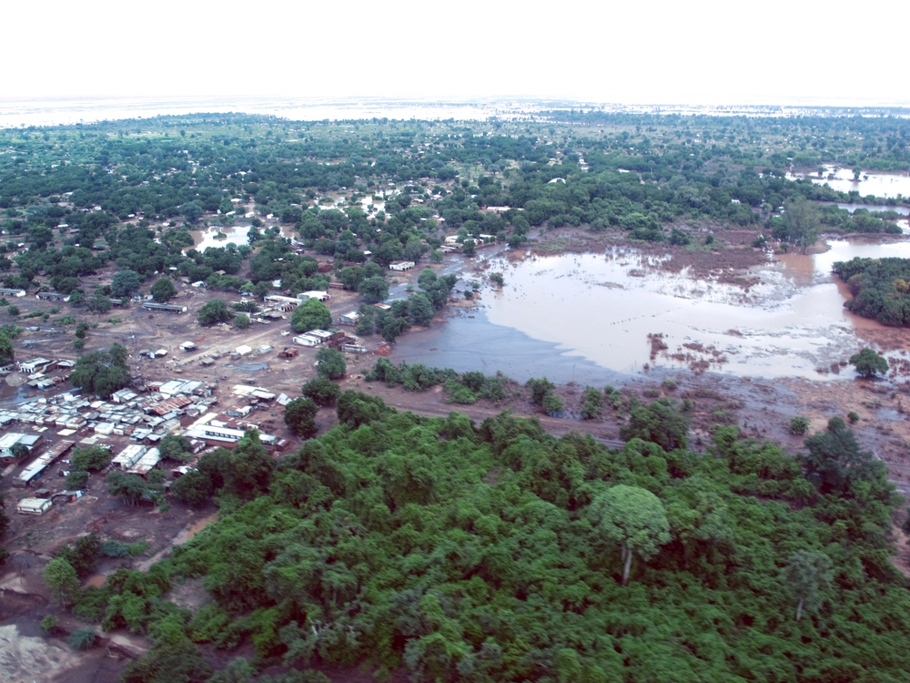 Het centrum van Makhanga. De toegang tot de stad is onder water gelopen, waardoor de stad afgesneden is. 