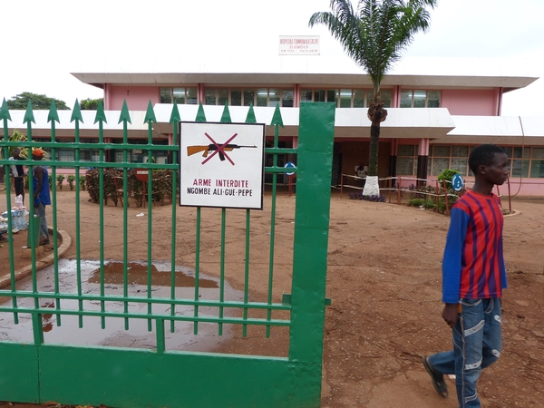 Ingang van het Hôpital Communautaire van Bangui © Samuel Hanryon/AZG