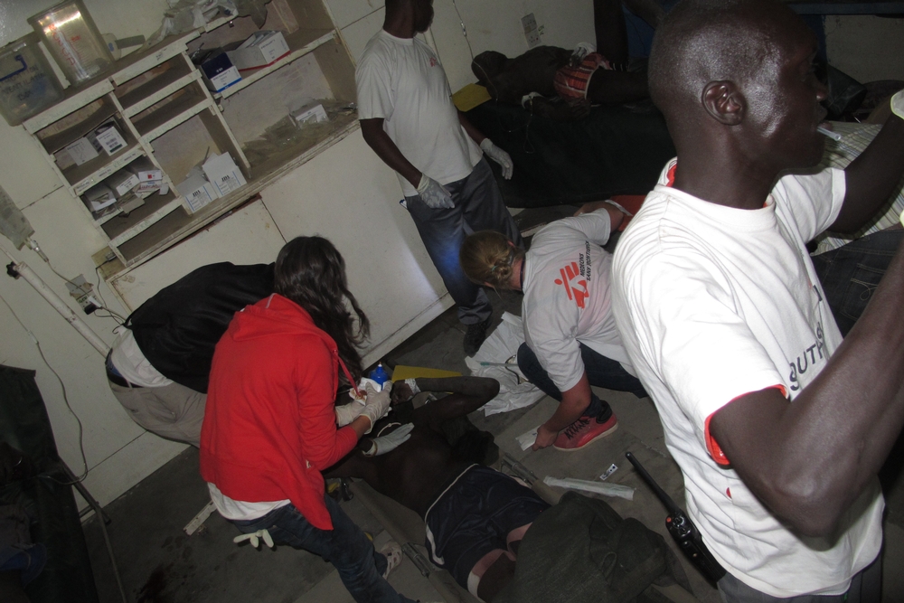 Artsen Zonder Grenzen biedt noodhulp aan gewonden in Leer. © Jean-Pierre Amigo
