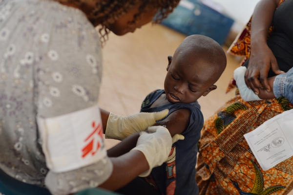 Artsen Zonder Grenzen zal een half miljoen kinderen inenten tegen mazelen. © Ikram N'gadi