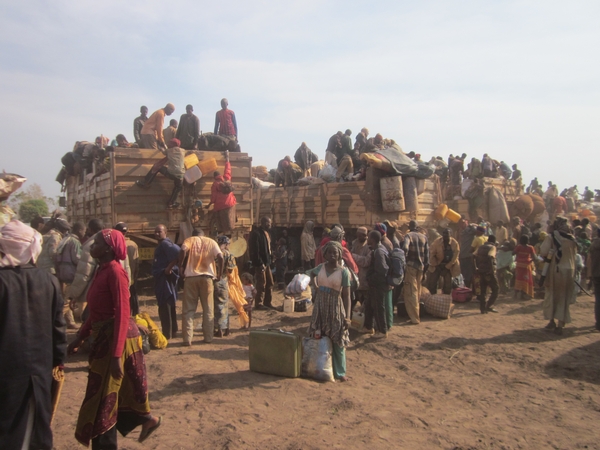 In Sido (Tsjaad) komen overvolle vrachtwagens met Centraal-Afrikaanse vluchtelingen aan. © Artsen Zonder Grenzen