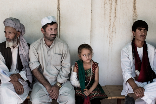 Des patients attendent pour une consulation au centre de traumatologie de MSF à Kunduz.© Mikhail Galustov
