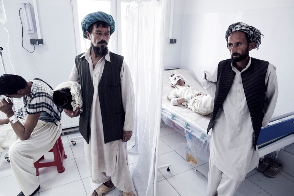 Patiënten en familie in het Trauma Center in Kunduz. © Mikhail Galustov