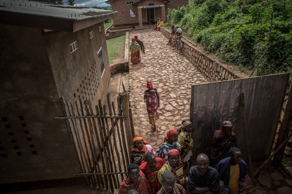 Mensen wachten aan de poort van het centrum in Gitega. © Matteo Bianchi Fasani