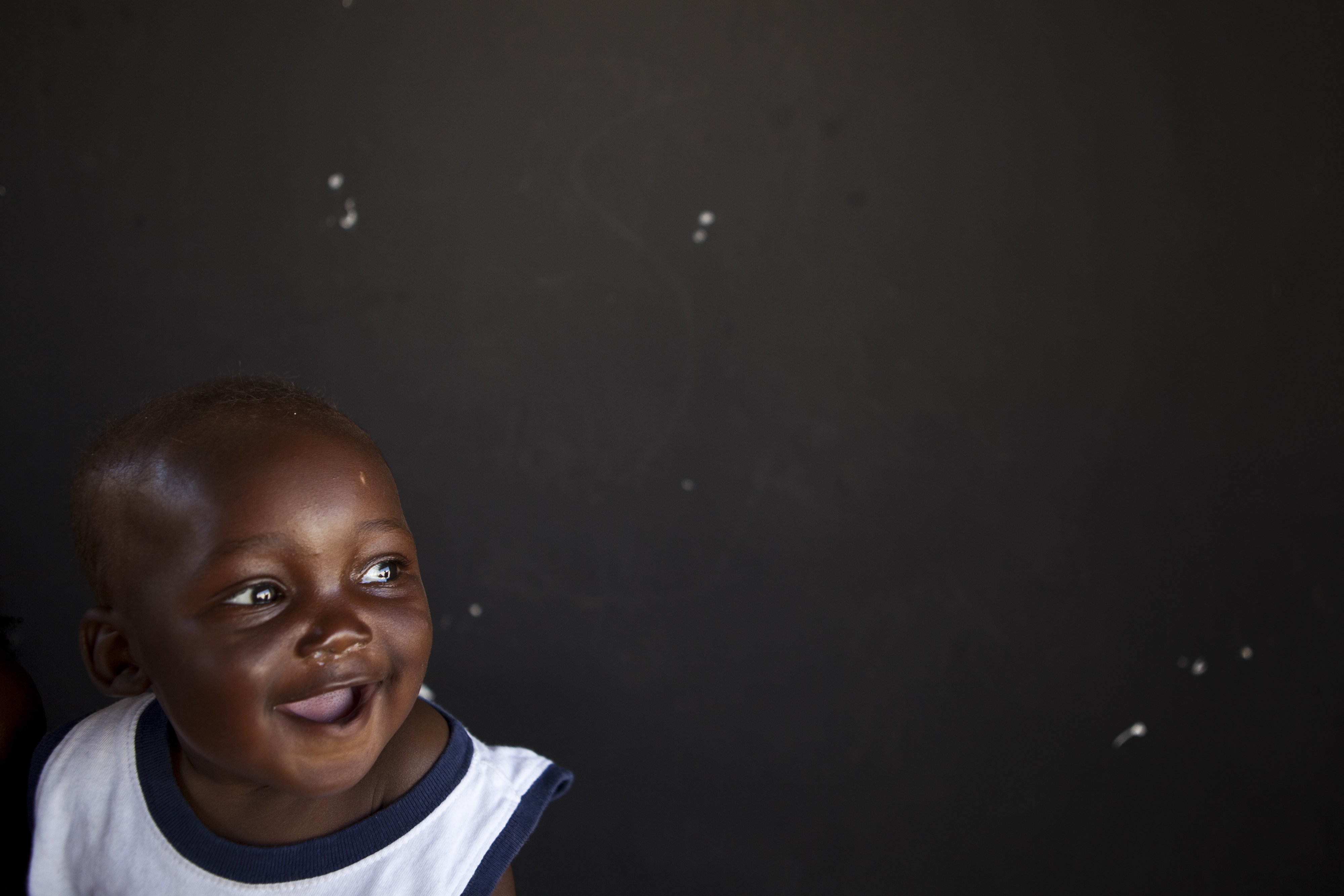 Moses Sanangura, 8 mois, est inclus dans le programme de MSF de lutte contre la transmission du VIH de la mère à l’enfant au Zimbabwe. © Brendan Bannon