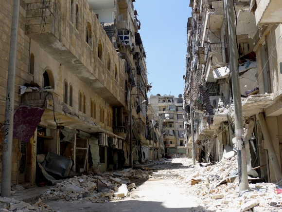 Sinds eind 2013 krijgt de stad Aleppo zware luchtbombardementen over zich heen. © AZG 