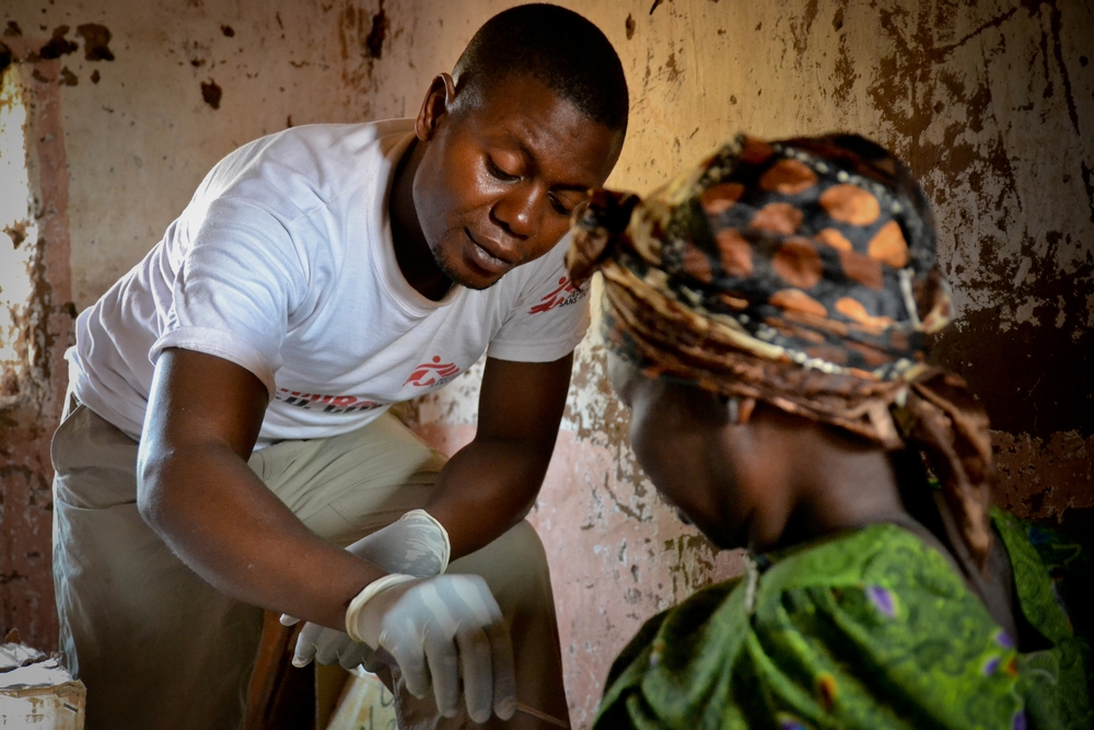 De verpleegster, Amos Kagule, in het algemeen hoofdziekenhuis van Bili © Sandra Smiley/MSF