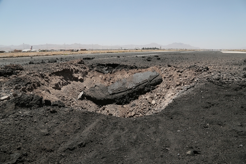 Impact d’obus sur l’aéroport de Sana’a également victime de bombardement le 5 mai dernier © Thomas Glass/ICRC