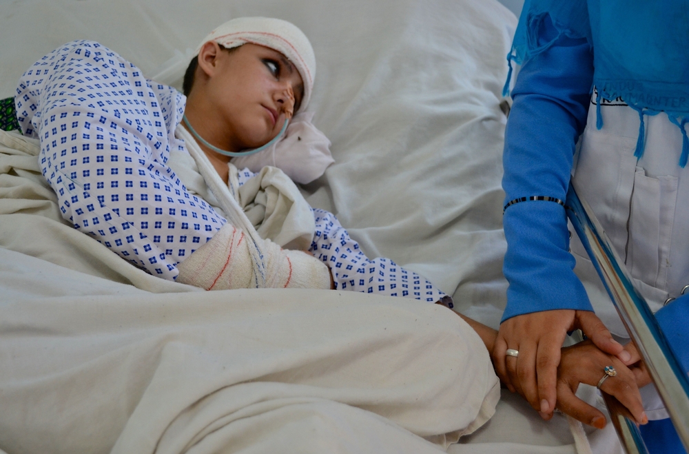 Najiba (14) raakte gewond bij een raketaanval. Haar familie heeft ruim een uur met haar in een kruiwagen gelopen voordat ze het Artsen Zonder Grenzen-traumacentrum wisten te bereiken. Zij is 2 keer geopereerd maar heeft niet meer gesproken. © Mathilde Vu.