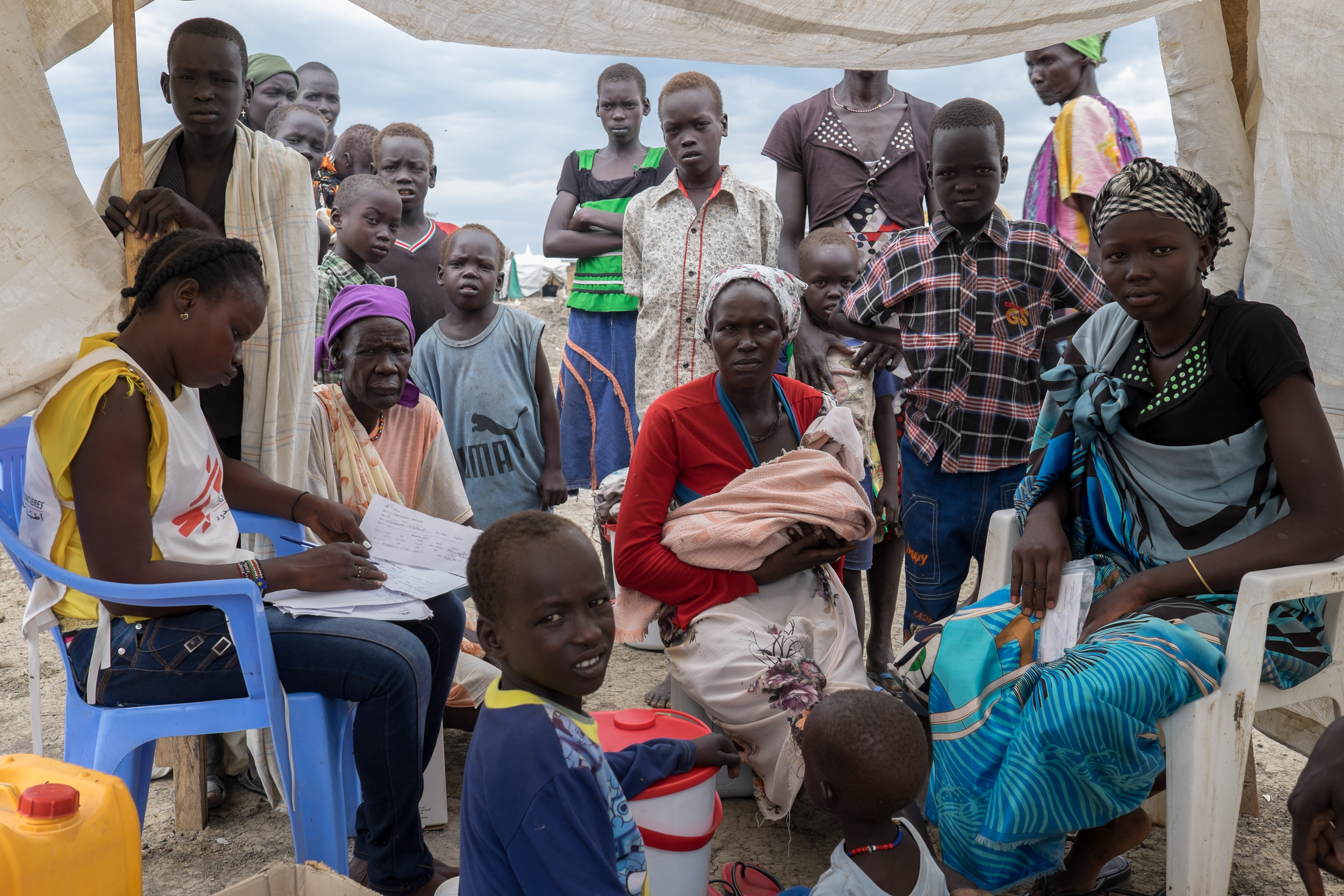 Vluchtelingen op het terrein van de VN in Bentiu bezoeken de kliniek van Artsen Zonder Grenzen. © MSF